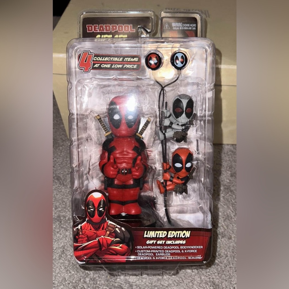 Deadpool Limited Edition Gift Set NECA Scalers earbuds